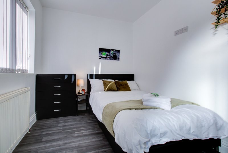 5-Bedroom House in Central Colchester with 2 En-Suites, Sleeps 11
