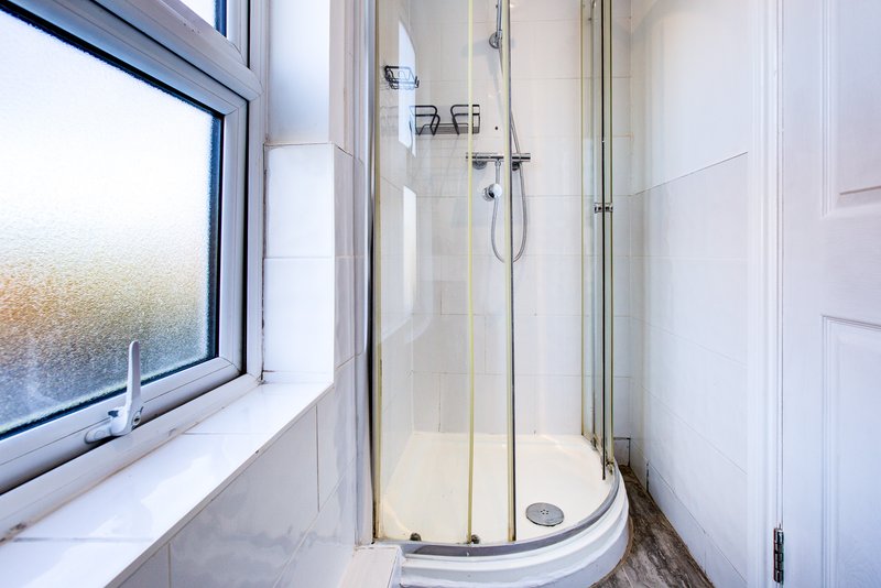 5-Bedroom House in Central Colchester with 2 En-Suites, Sleeps 11