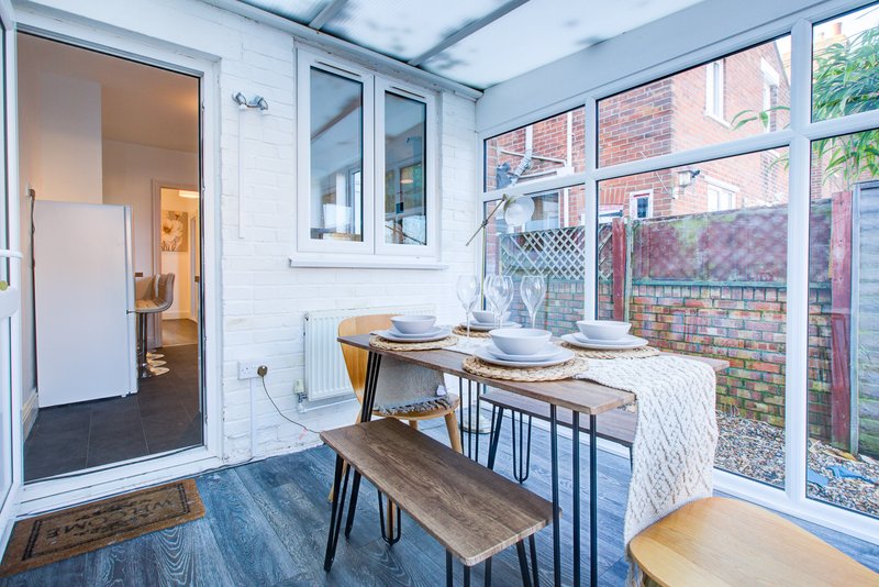 5-Bedroom House in Central Colchester with 2 En-Suites, Sleeps 11