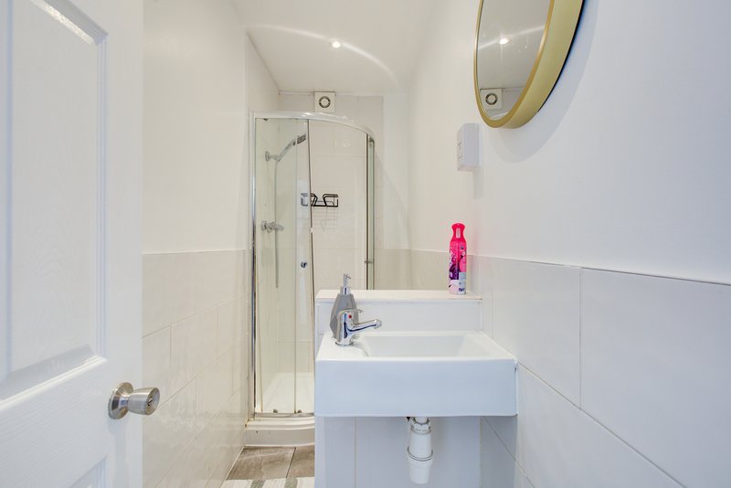 5-Bedroom House in Central Colchester with 2 En-Suites, Sleeps 11