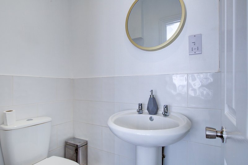 5-Bedroom House in Central Colchester with 2 En-Suites, Sleeps 11