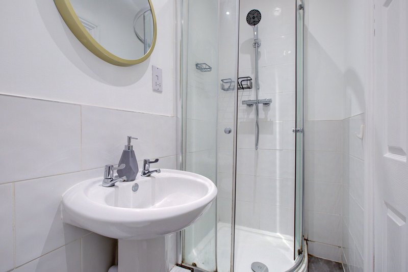 5-Bedroom House in Central Colchester with 2 En-Suites, Sleeps 11