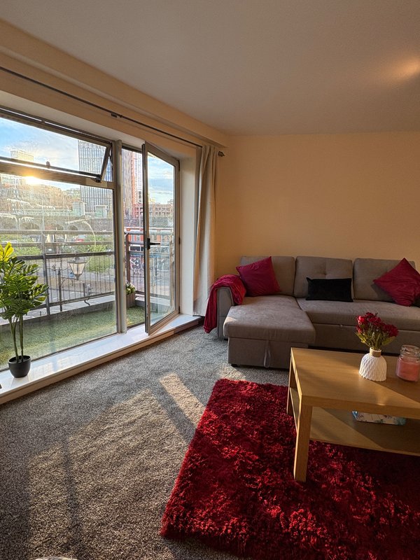 Central Snow Hill Apartment | Free Parking & Balcony | 24/7 Check-in/Check-out