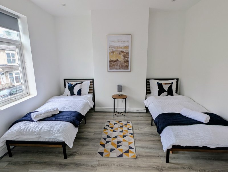 A bright, practical twin bedroom with two comfortable single beds, making it ideal for contractors travelling and working in the area. Fresh bedding, modern décor and plenty of natural light.