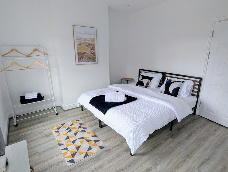 A spacious and comfortable bed that can be arranged as a king or two single beds on request. This makes it particularly useful for contractors allowing the room to suit different sleeping arrangements
