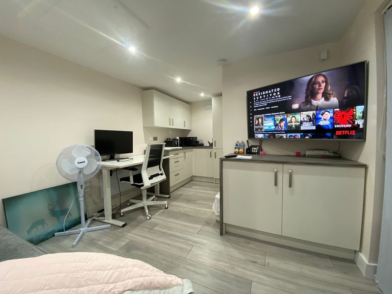 Moore Place - 1 Bed Guest Suite with Sitting room and Sofa Bed