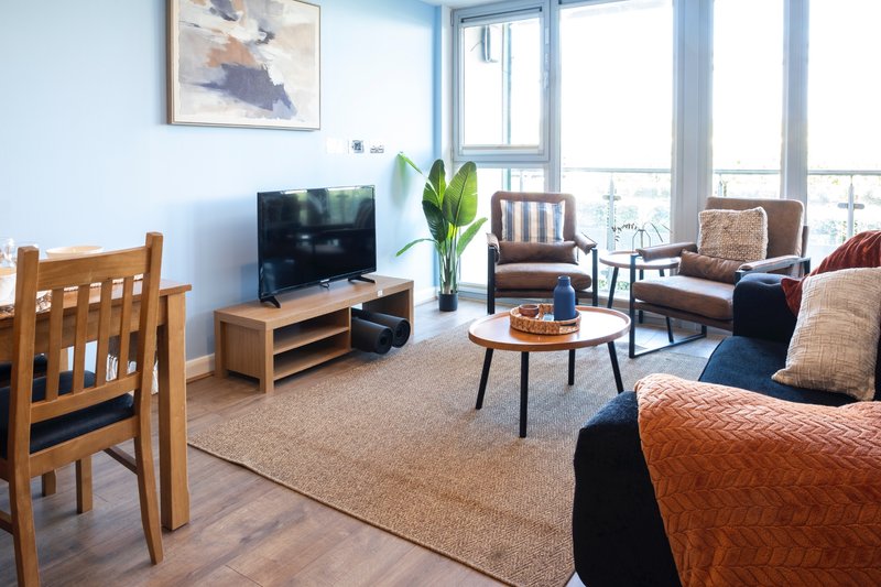 Fistral Beach Apartment | Sleeps 6 | Parking | Walk to Beach