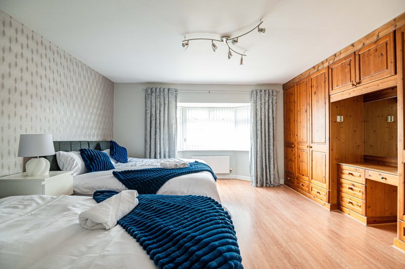Sleeps 8-10 | Parking X4 Vans | Near Universal