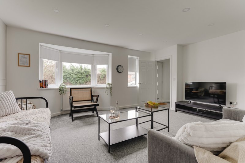 Contractor friendly 3 bedroom home-from-home with parking and WiFi