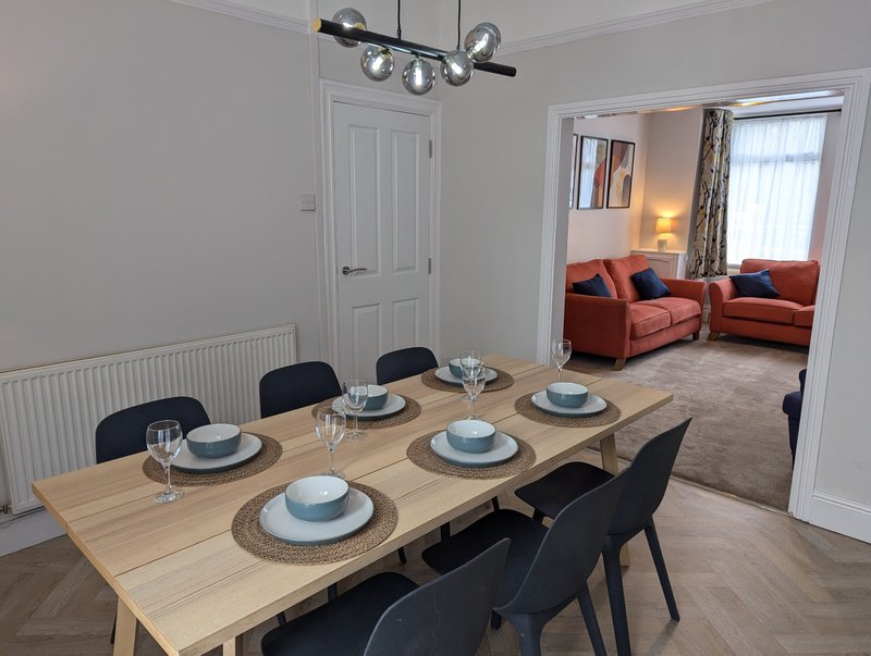 Spacious Four Bedroom House with free parking and quick connection to M4