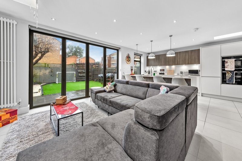The Lumos House, 4-Bed Property with Free Parking