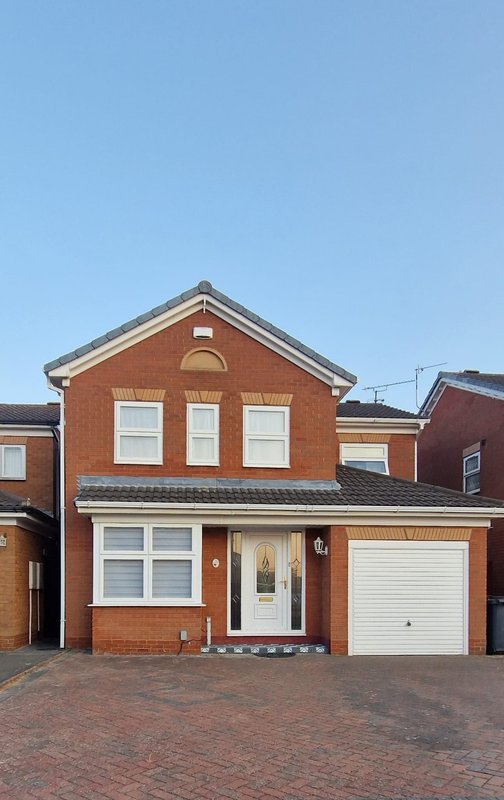 Juniper- spacious 4 bedroom house with large driveway parking and fast WiFi, sleeps up to 8 people.