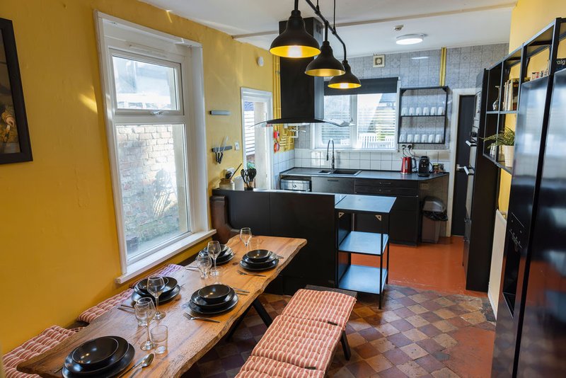 Cardiff | 4BR | Sleeps 10 | Groups | Contractors