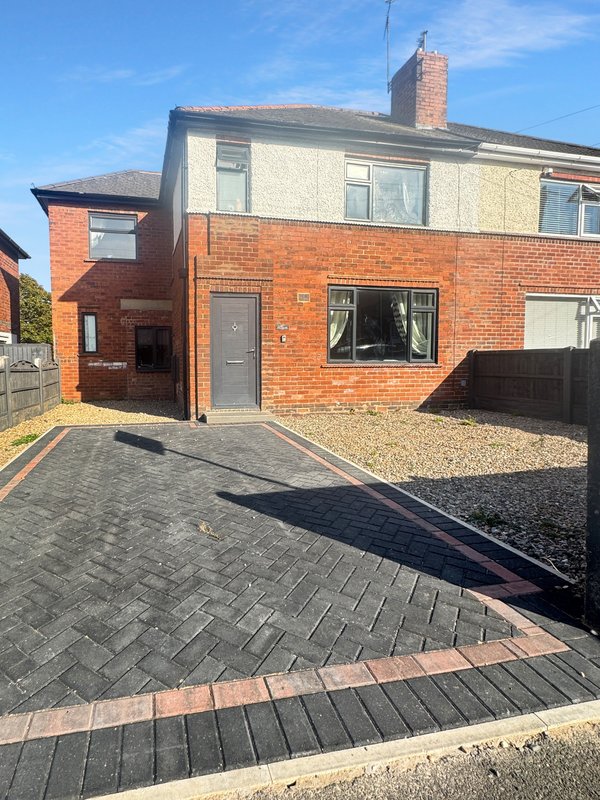 Sleeps 10 4 bed Ripley with Garden & Driveway + WIFI