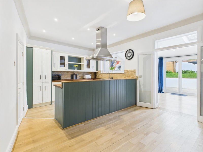 Queens Road | Spacious 5-Bed Retreat | Parking