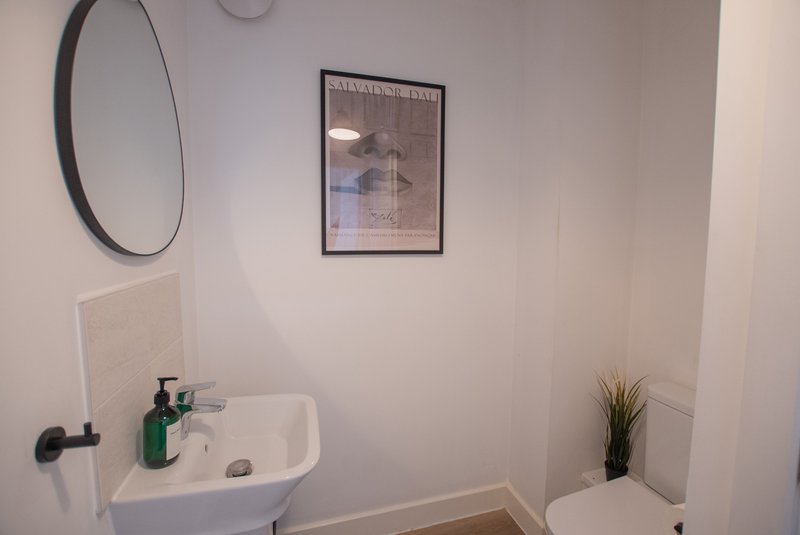 Large 5-Bed House - Perfect for Workers & Families