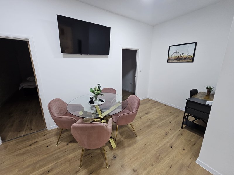 Flat 1- Business Stay 2-Bed | Fast WiFi & Parking