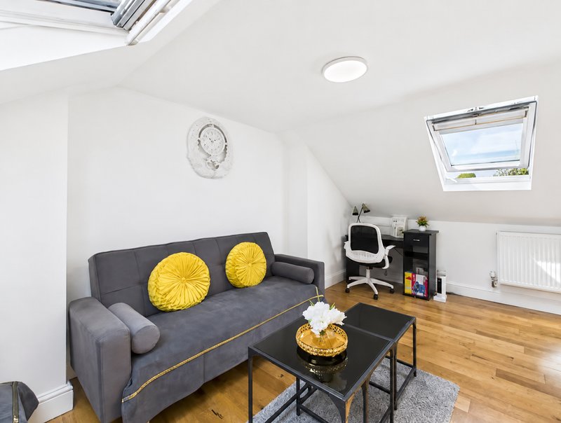 Luxury 4-BR Home Guests 9 | Parking | Piccadilly