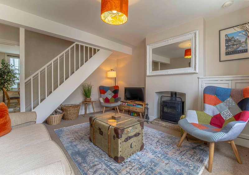 Riverside Cottage - Enchanting 2-Bed Riverside Cottage with Parking