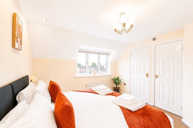4BR Modern Tower House|Lincoln|Contractor Stays|Fast WiFi|Free Parking|Workspace|Private Garden