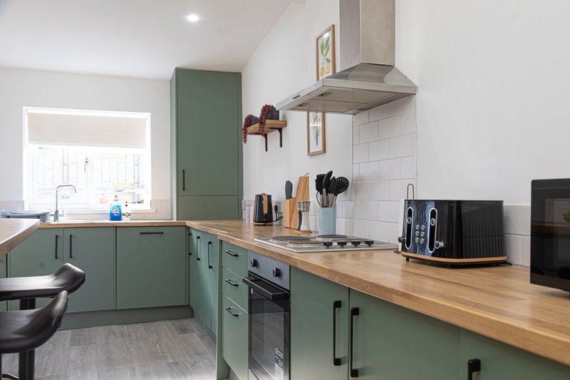 Stylish 3BR Home | Parking | Cardiff & Beacons
