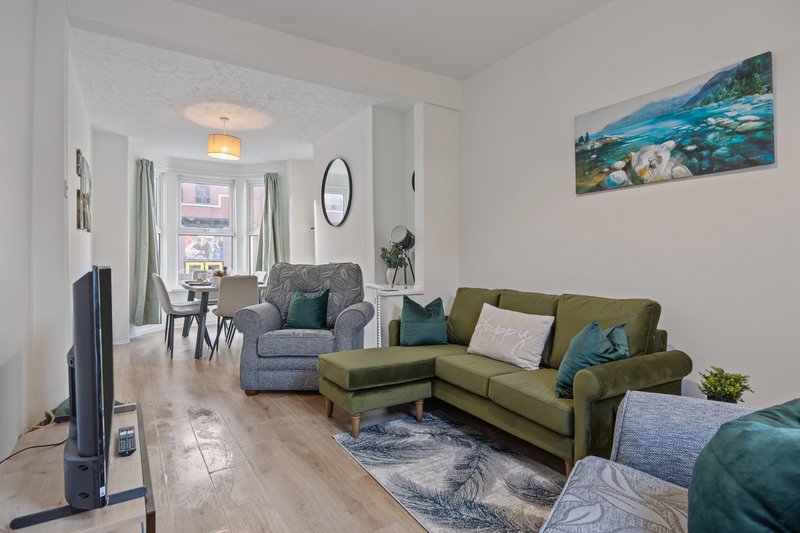 Whole House in East Belfast (BT6) | City Centre & Airport Close By