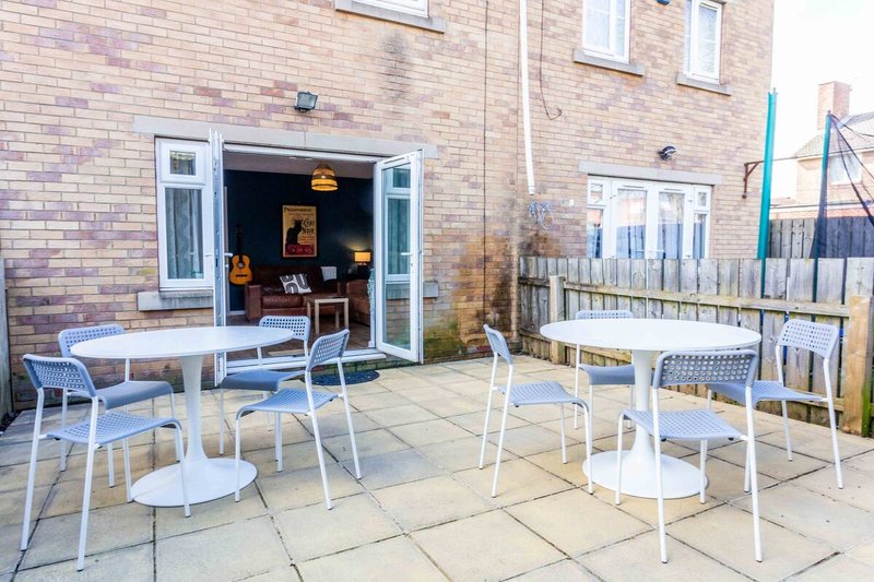 Watson House - Spacious 4 Bedroom with 3 Bathrooms + Parking & Wifi | Perfect for Groups!