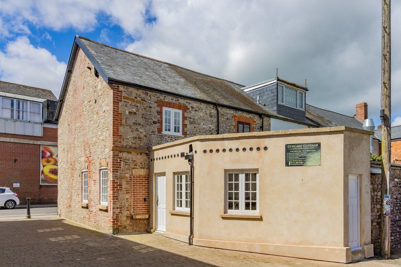 Cupcake Cottage – modern whole-house contractor accommodation in central Chard, ideally located for Yeovil, Ilminster, Crewkerne, Taunton and surrounding South Somerset projects.
