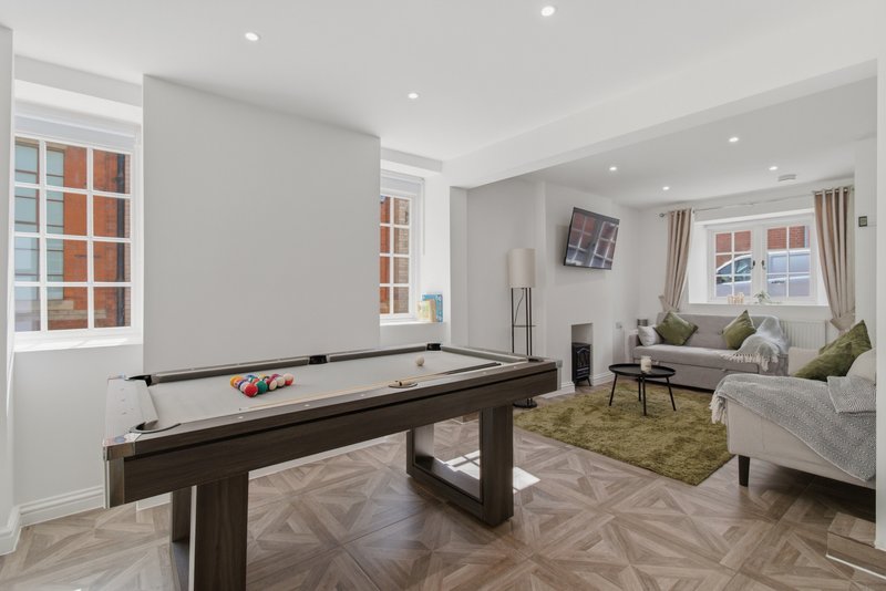 Contractor House Chard | 5 Separate Beds | Yeovil | Long Stays | 500Mbps Fibre WiFi | Sleeps 6