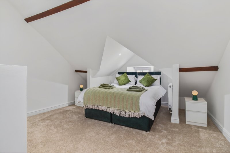 Large flexible bedroom with three zip-link single beds, ideal for contractor teams. Beds can also be configured into a double when required. Includes Smart TV and plenty of space for longer stays.