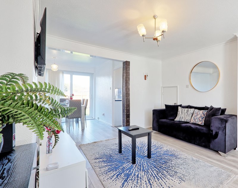 2-Bedroom Terrace House in Basildon with Garden and Rear Parking, Sleeps 4