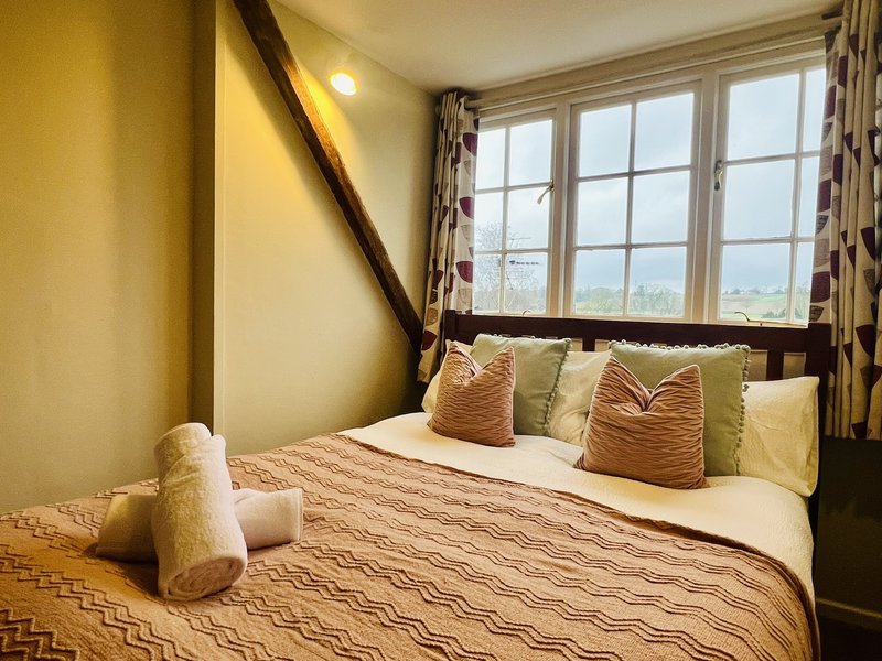 Bright & Homely Cottage near Centre of Hadleigh