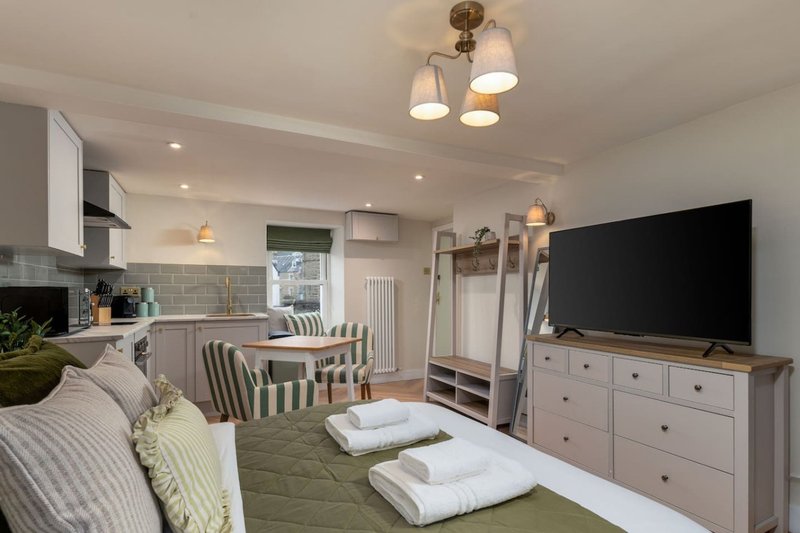 Bridgend Studio - Near Free Parking