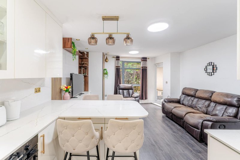 Heathrow Access - Modern Apartment with WiFi & Free Parking