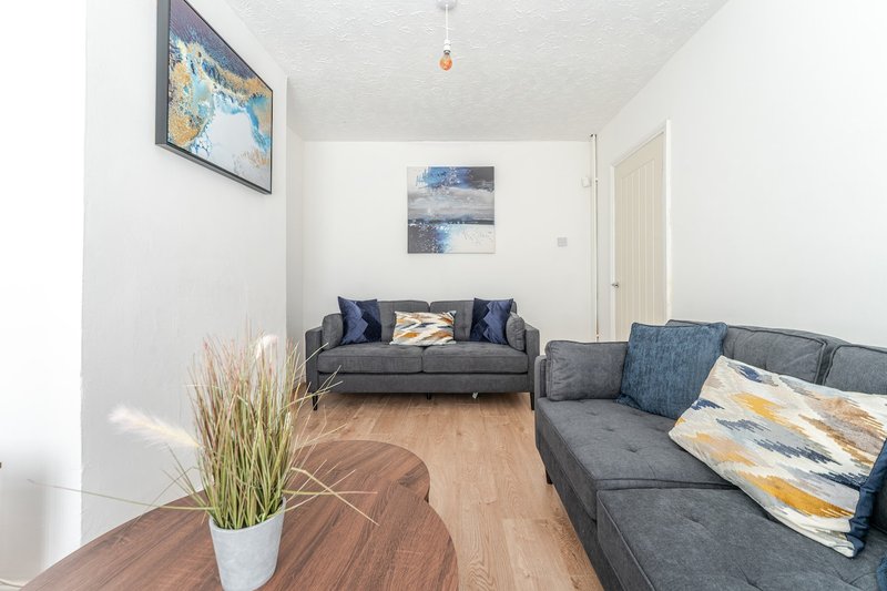 Spacious 3 Bedroom Contractor & Family Home, Dudley