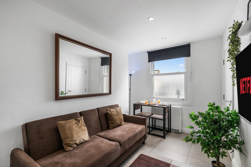 Central Brighton 1-Bed Apartment | Parking & Beach
