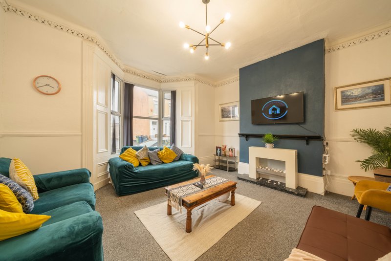 City Centre 3BR Home | Free Parking | Sleeps 9