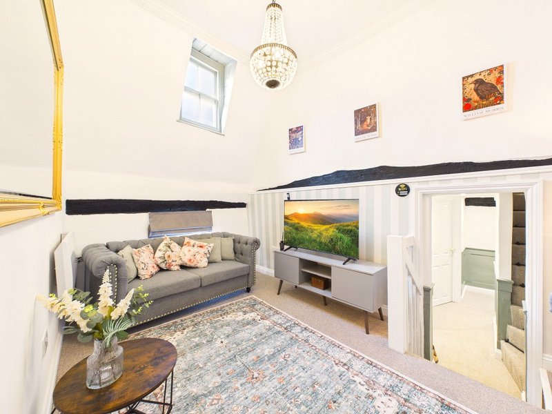 High Street | 2 Bed | Modern | Spacious