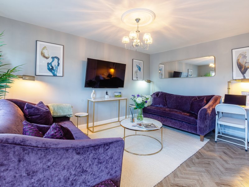 Luxury 2-bed apartment, Conservation Area, fast Wi-Fi, courtyard garden & parking.