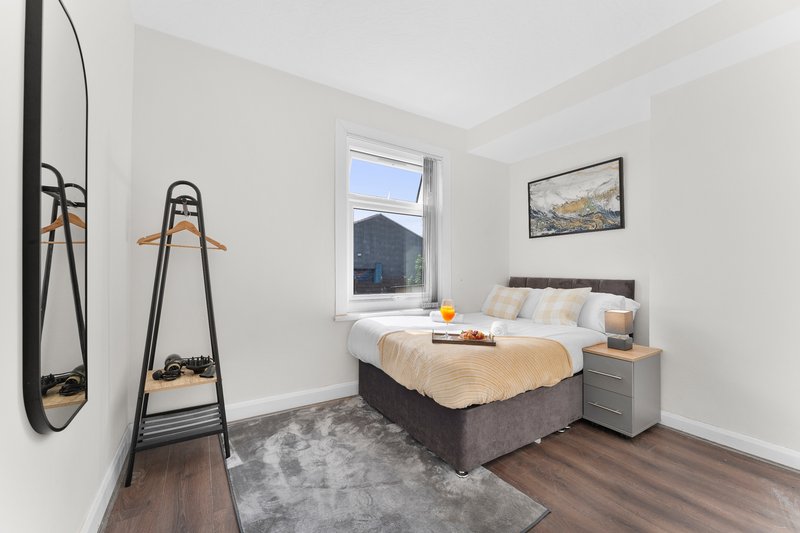 EnSuites | Spacious City Home | Sleeps 6 | Parking