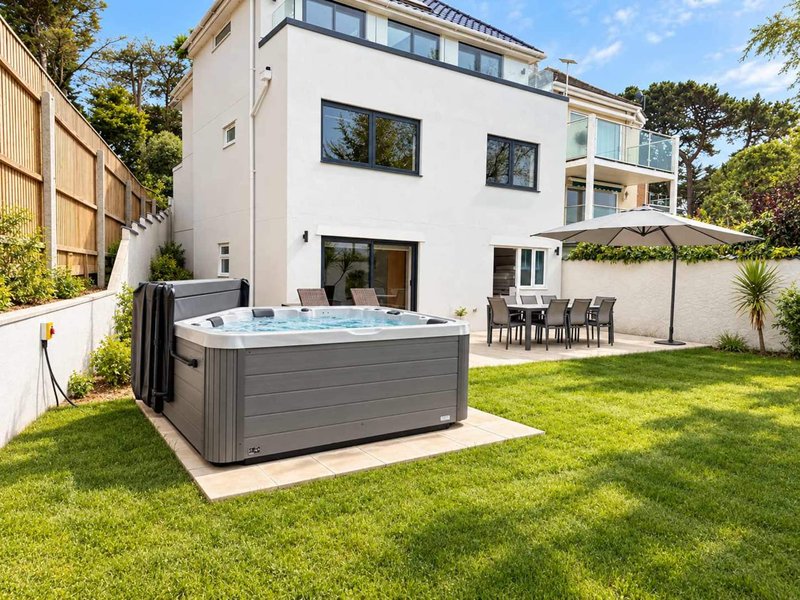 High Tides: 5-Bedroom Villa with Hot Tub and Parking for 2 on the Sandbanks Peninsula, Sleeps 10