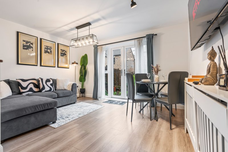 Modern & Stylish 4BR City Centre Home Sleep 8 | FREE secure Parking | Garden