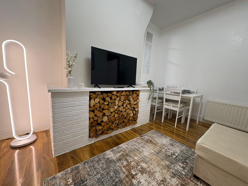 5BR house close to city centre, with parking, WIFI