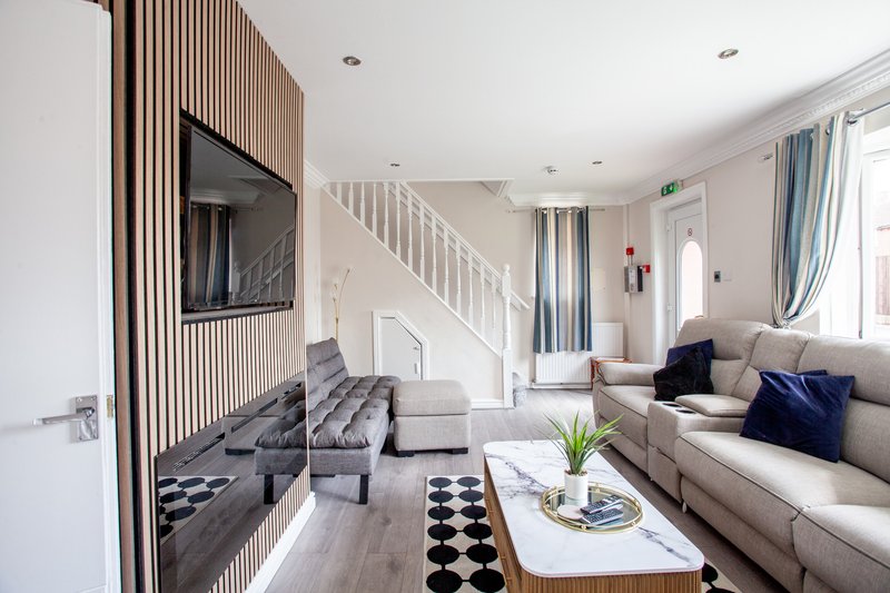 Bentley Lodge | Peaceful Family Retreat with Scenic Views & Modern Comforts