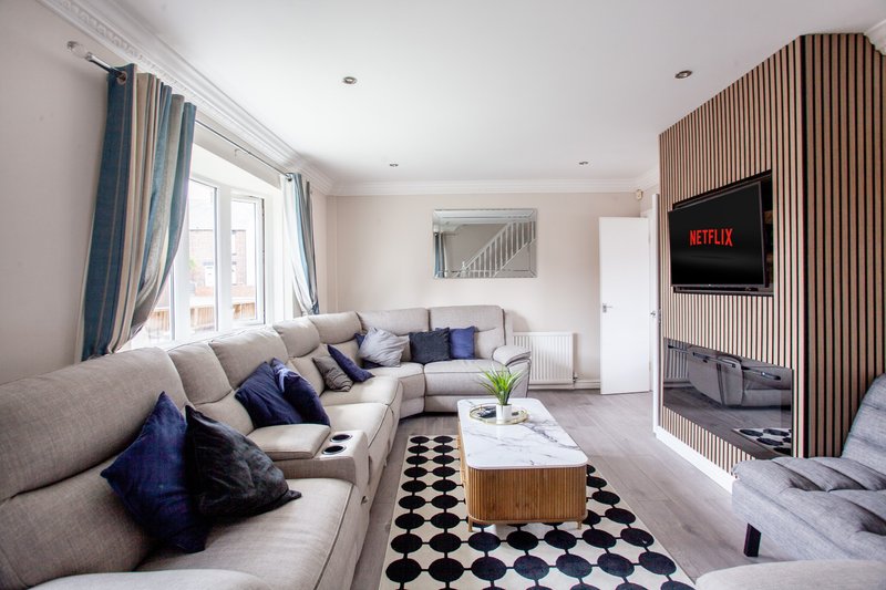 Bentley Lodge | Peaceful Family Retreat with Scenic Views & Modern Comforts