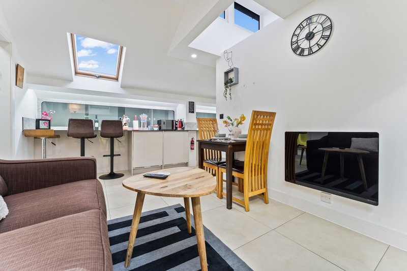 2BDR Penthouse | Sleeps 7 | Free Parking +WiFi | Close To Bus/Train Stations & Local Amenities