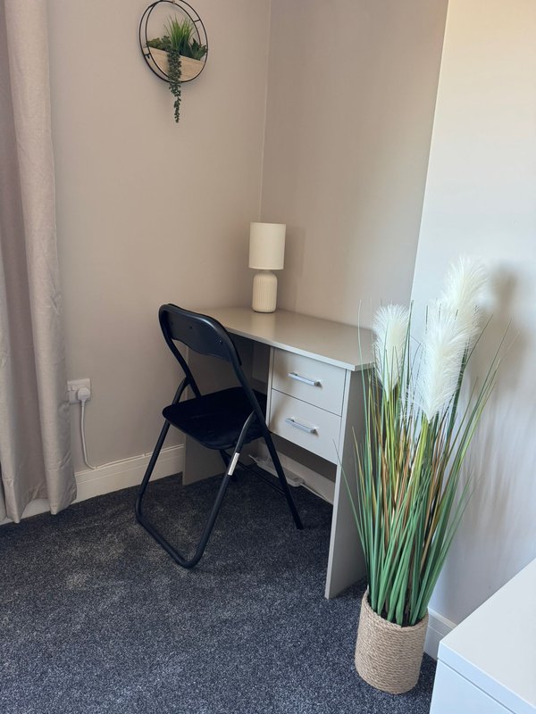 Freshly Renovated 3-Bed Flat | Parking | Fast Wi-Fi