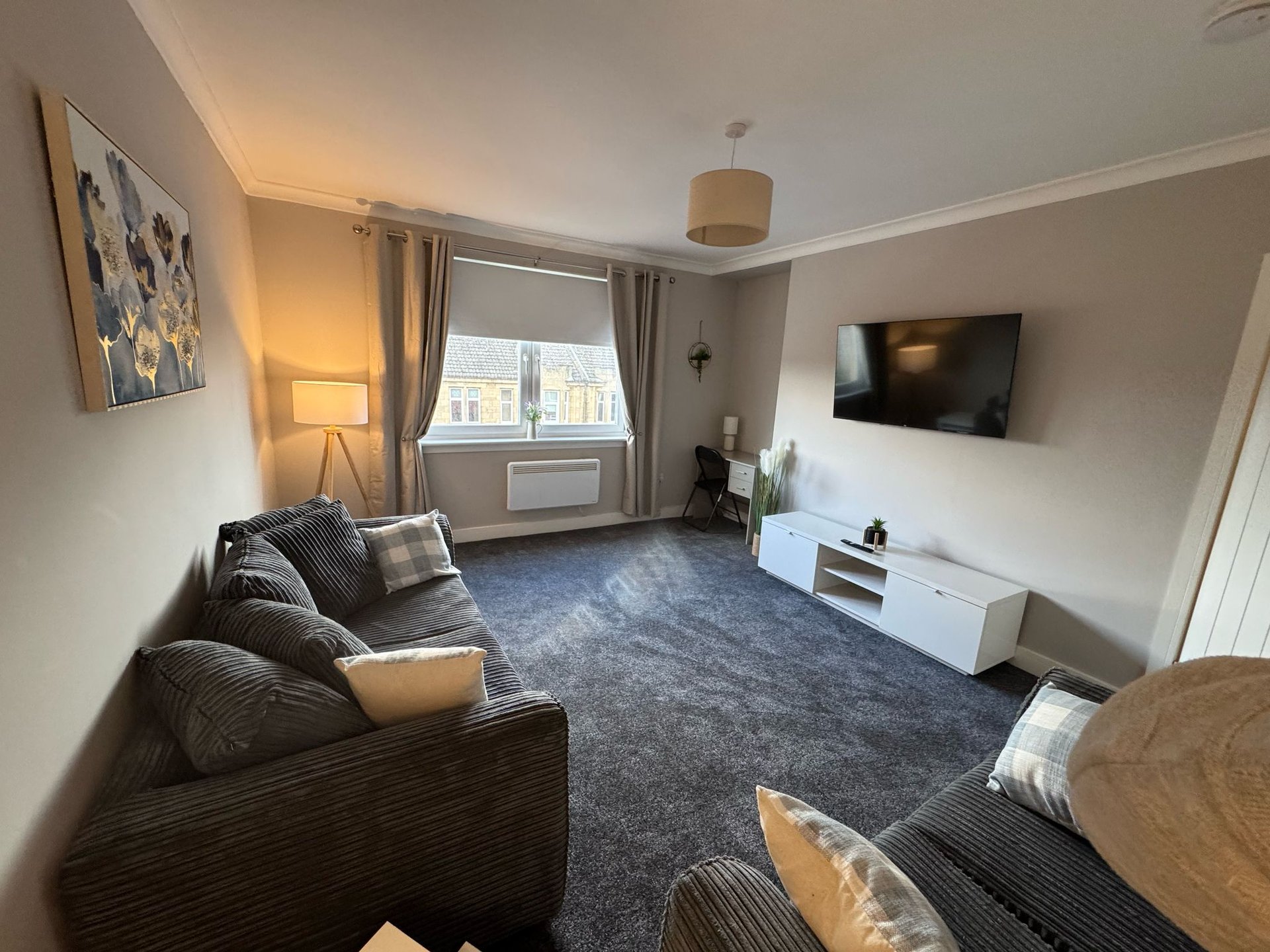 Freshly Renovated 3-Bed Flat | Parking | Fast Wi-Fi