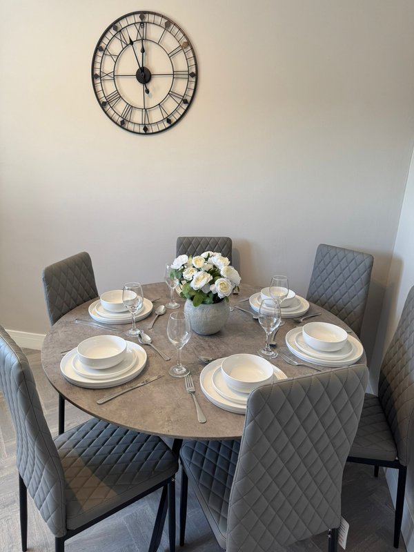 Freshly Renovated 3-Bed Flat | Parking | Fast Wi-Fi