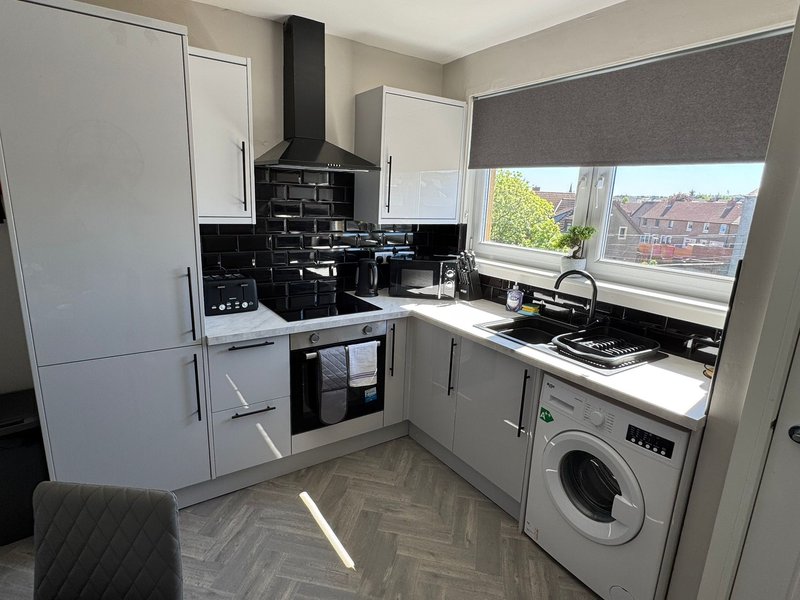Freshly Renovated 3-Bed Flat | Parking | Fast Wi-Fi